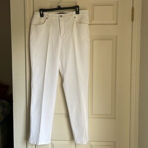 Gloria Vanderbilt, white denim, “Amanda” style jeans, size 12 short.